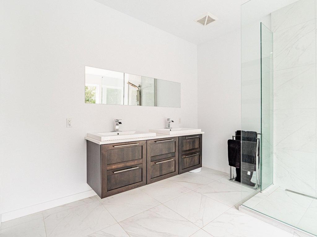 









3620


Rue de l'Albatros

,
Sherbrooke (Brompton/Rock Forest/Saint-Élie/Deauville),




QC
J1H0J3

