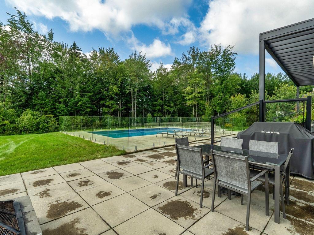 









3620


Rue de l'Albatros

,
Sherbrooke (Brompton/Rock Forest/Saint-Élie/Deauville),




QC
J1H0J3

