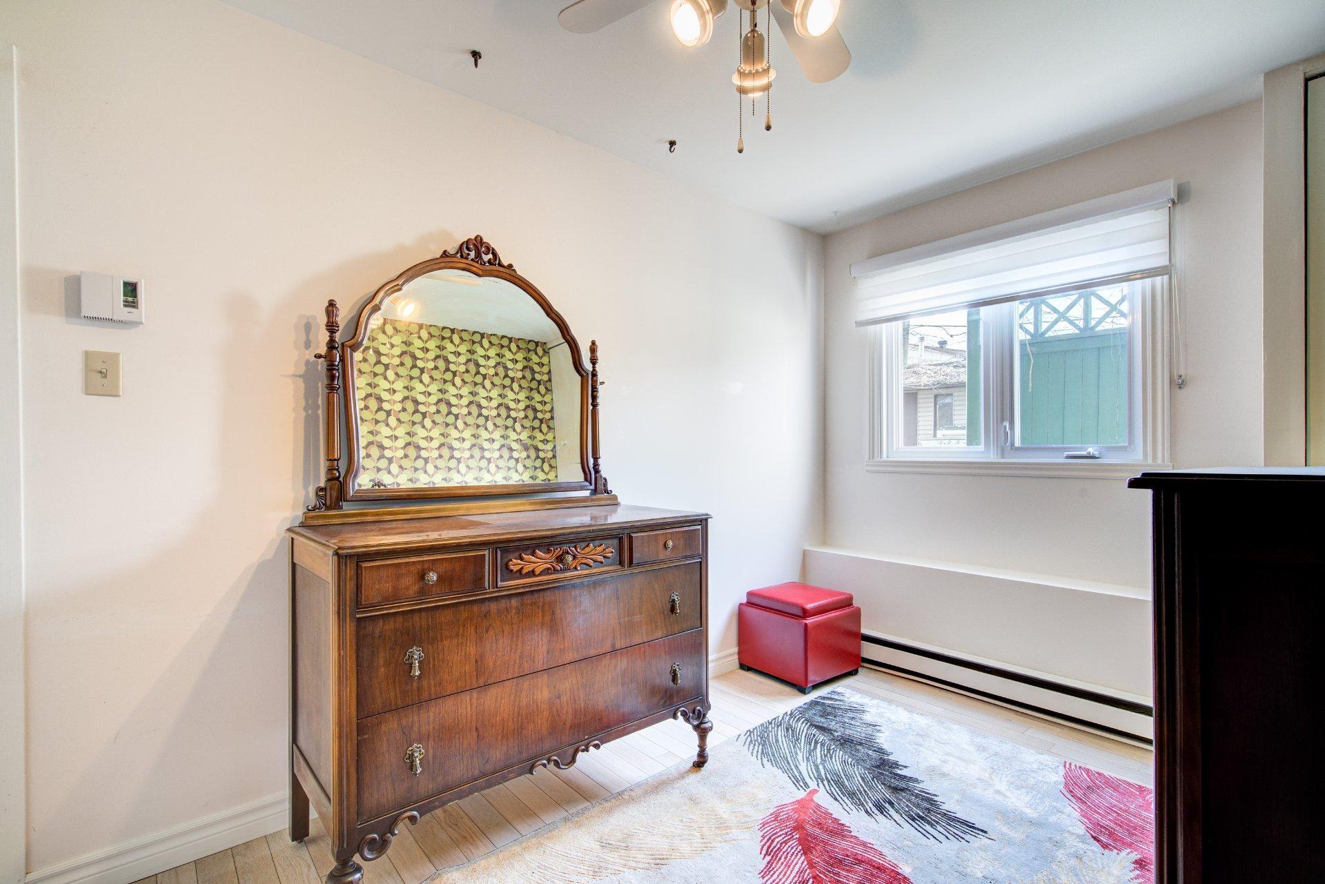 









3960


Rue Lessard

,
Longueuil (Saint-Hubert),




QC
J3Y8B7

