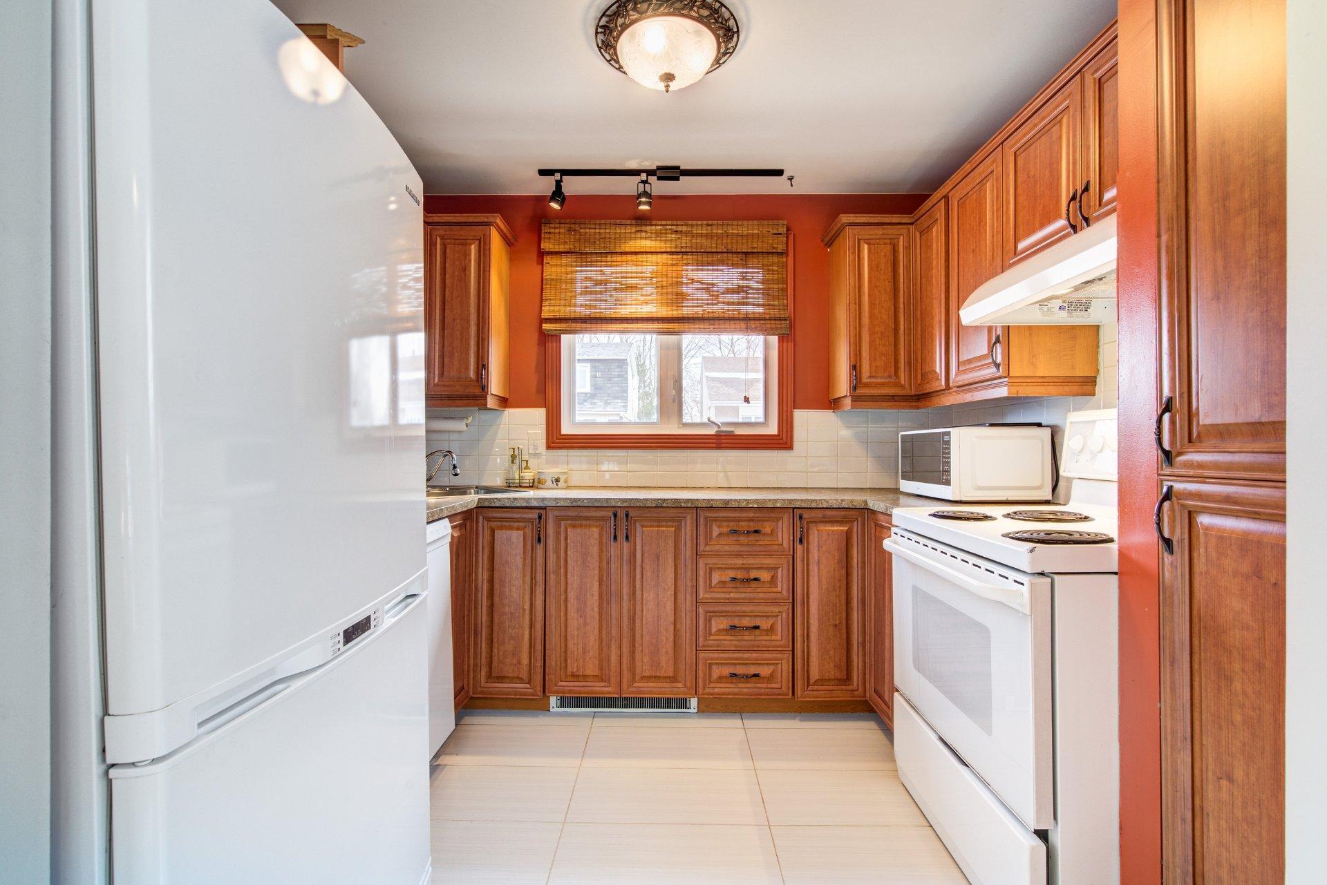 









3960


Rue Lessard

,
Longueuil (Saint-Hubert),




QC
J3Y8B7

