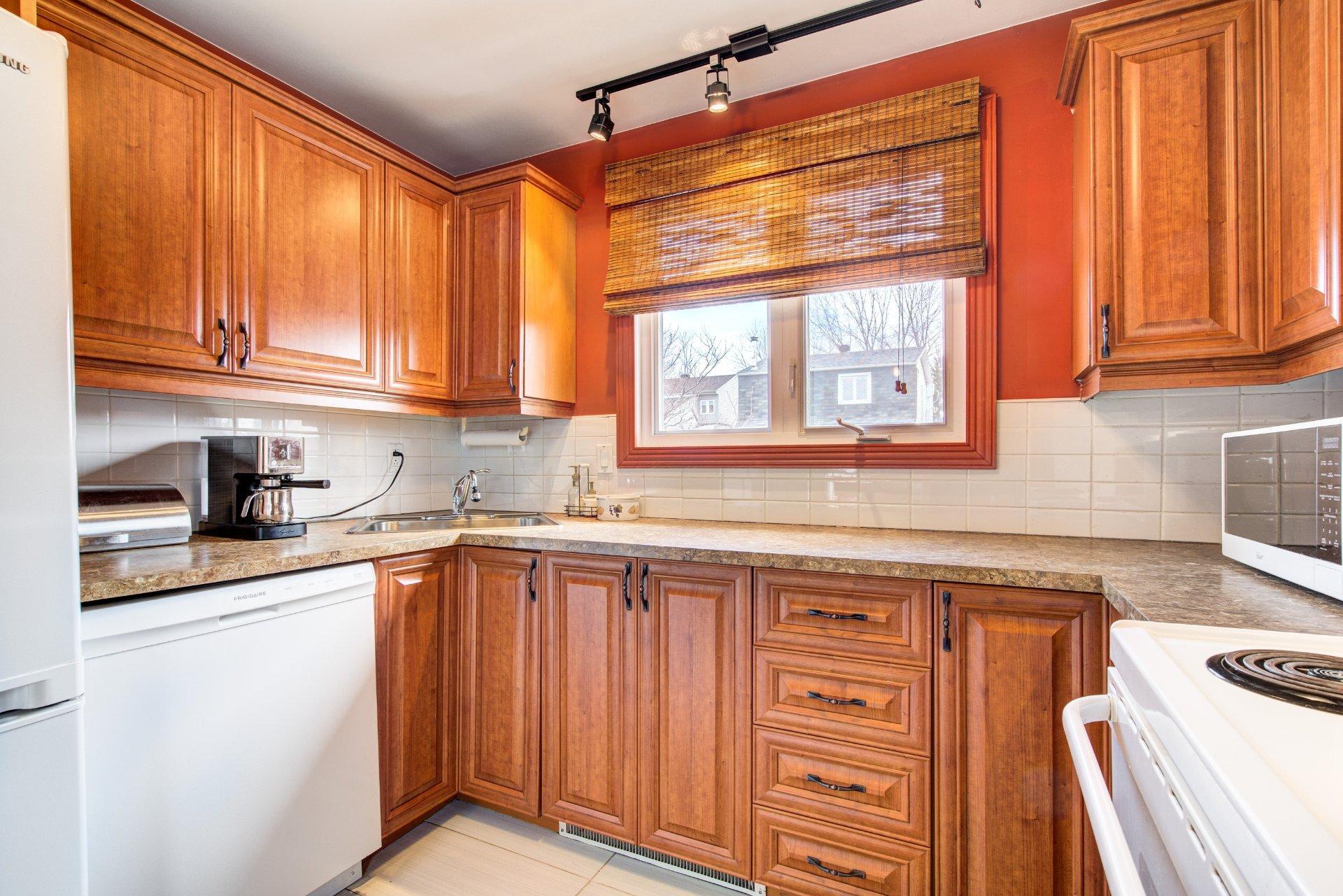 









3960


Rue Lessard

,
Longueuil (Saint-Hubert),




QC
J3Y8B7

