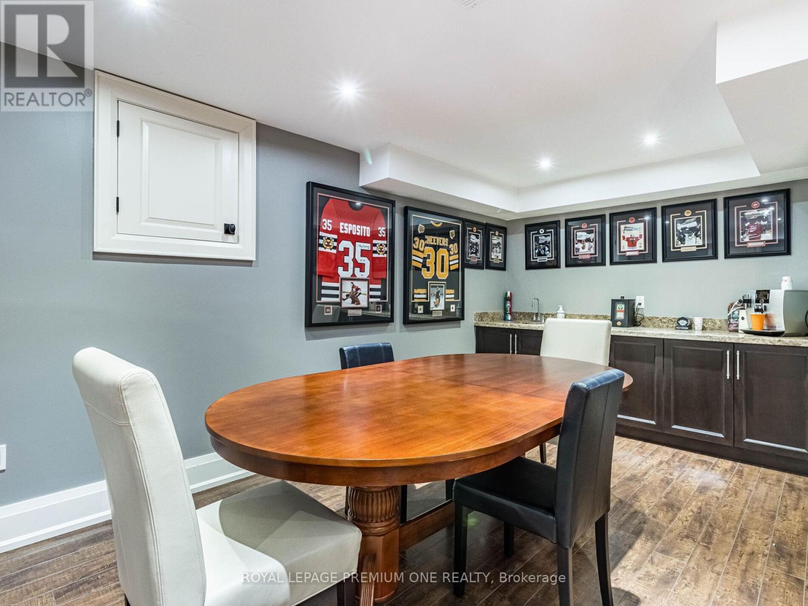 












119 DENNISON STREET

,
King,




Ontario
L7B1B8

