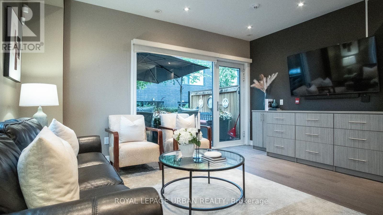 












207A MANNING AVENUE

,
Toronto,




Ontario
M6J2K8

