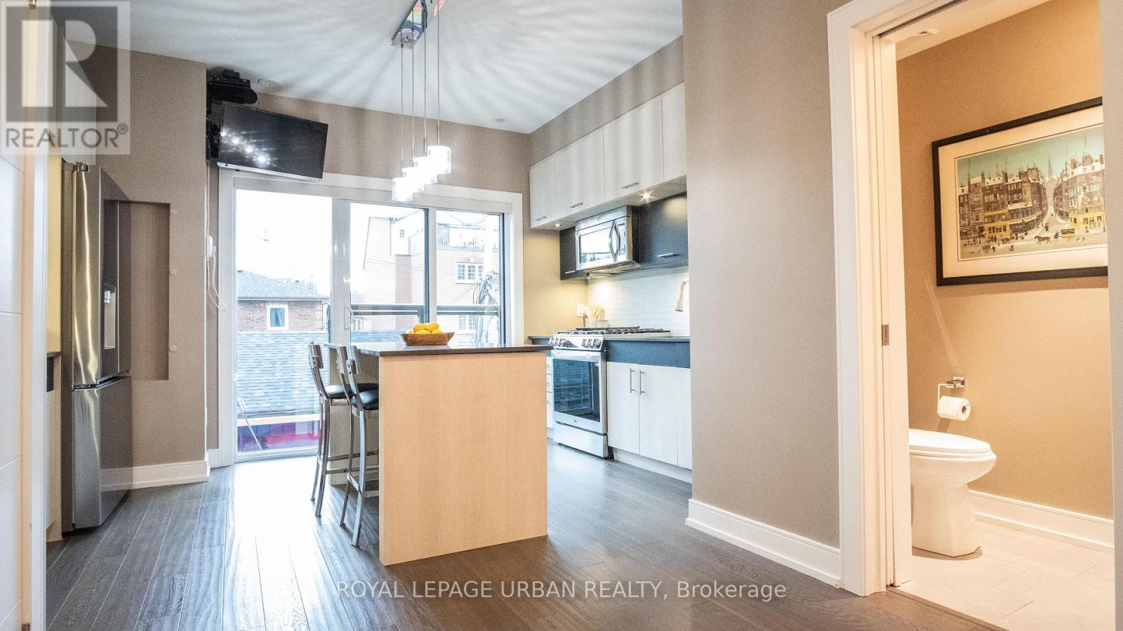 












207A MANNING AVENUE

,
Toronto,




Ontario
M6J2K8

