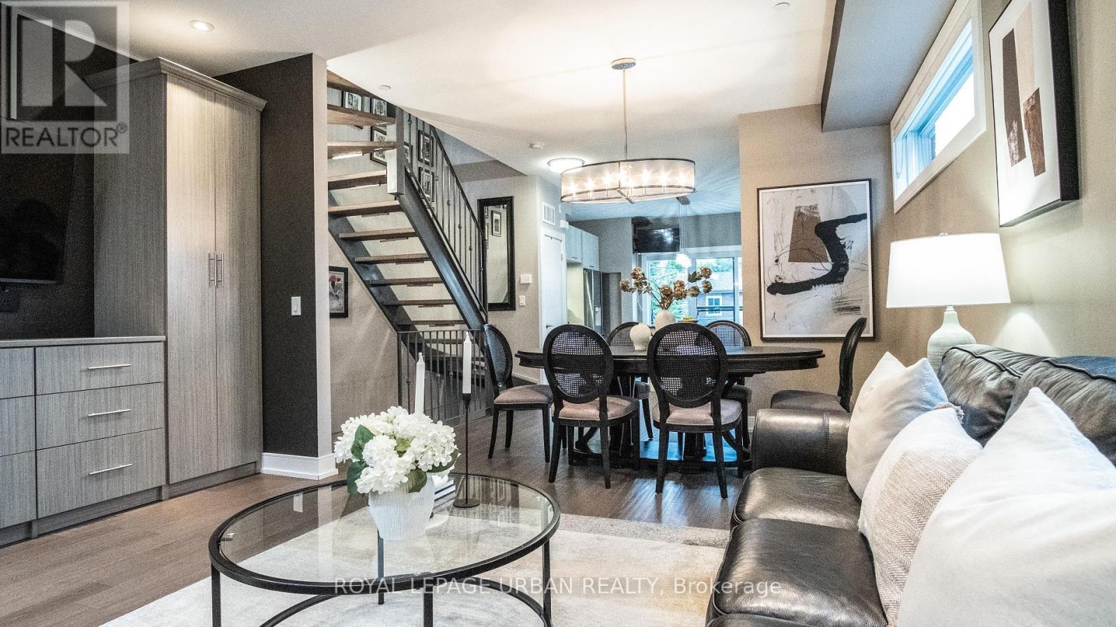 












207A MANNING AVENUE

,
Toronto,




Ontario
M6J2K8

