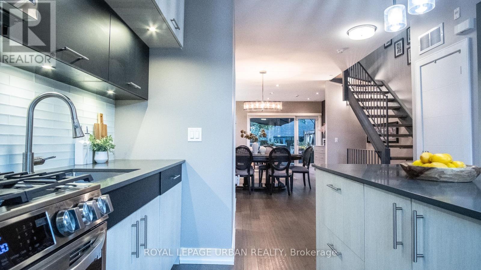 












207A MANNING AVENUE

,
Toronto,




Ontario
M6J2K8

