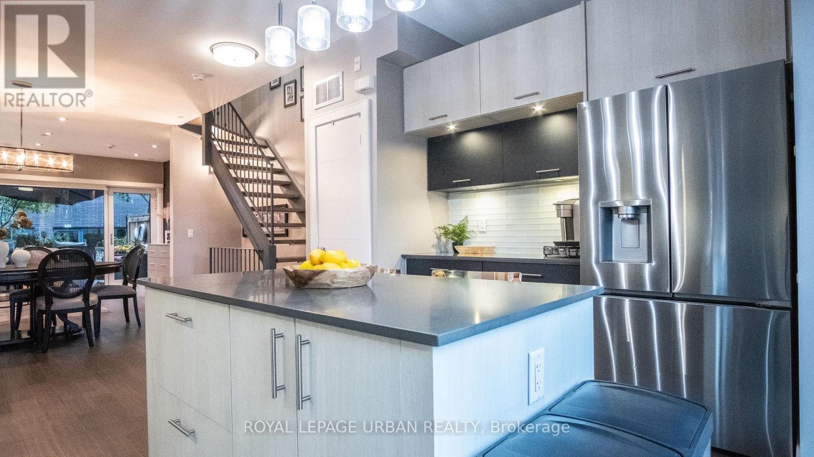 












207A MANNING AVENUE

,
Toronto,




Ontario
M6J2K8

