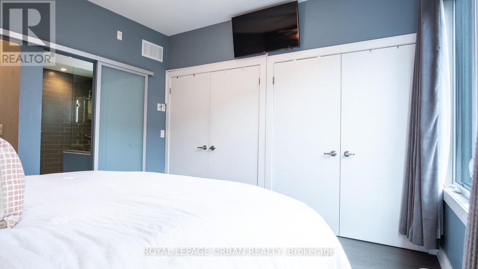 












207A MANNING AVENUE

,
Toronto,




Ontario
M6J2K8

