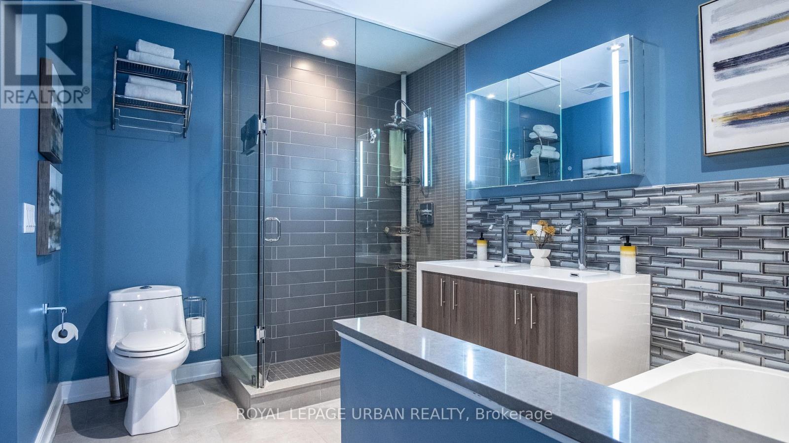 












207A MANNING AVENUE

,
Toronto,




Ontario
M6J2K8

