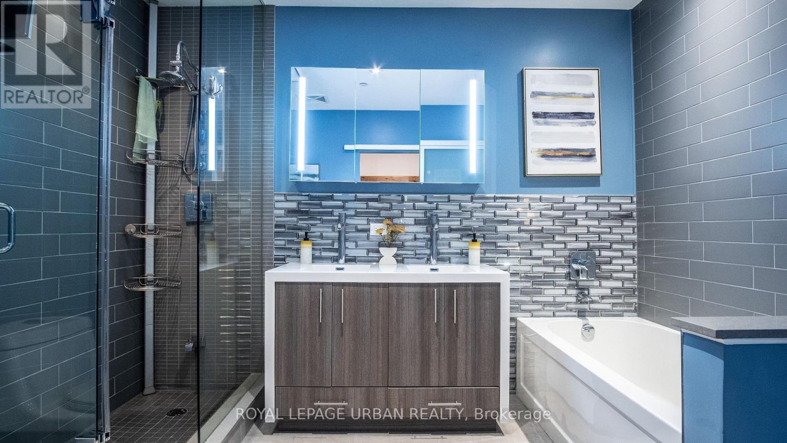 












207A MANNING AVENUE

,
Toronto,




Ontario
M6J2K8

