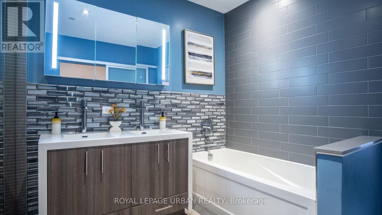 












207A MANNING AVENUE

,
Toronto,




Ontario
M6J2K8

