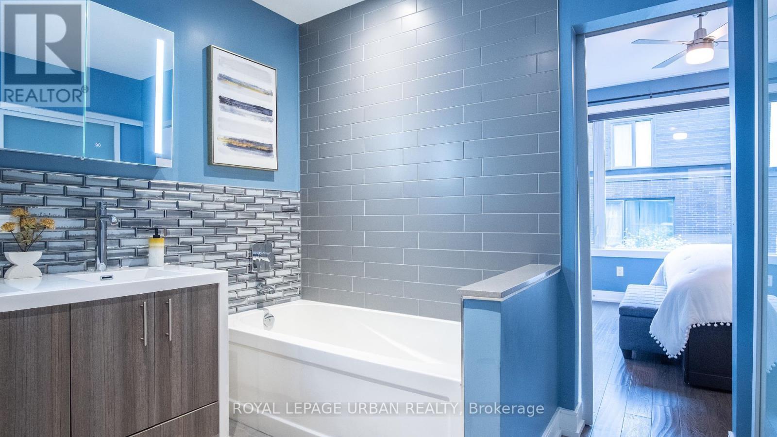 












207A MANNING AVENUE

,
Toronto,




Ontario
M6J2K8

