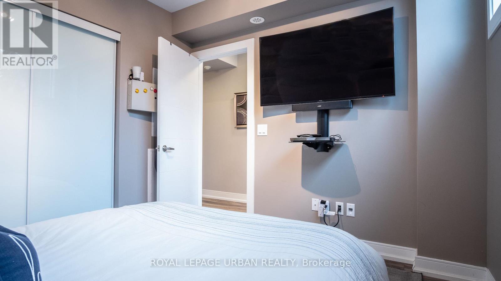 












207A MANNING AVENUE

,
Toronto,




Ontario
M6J2K8

