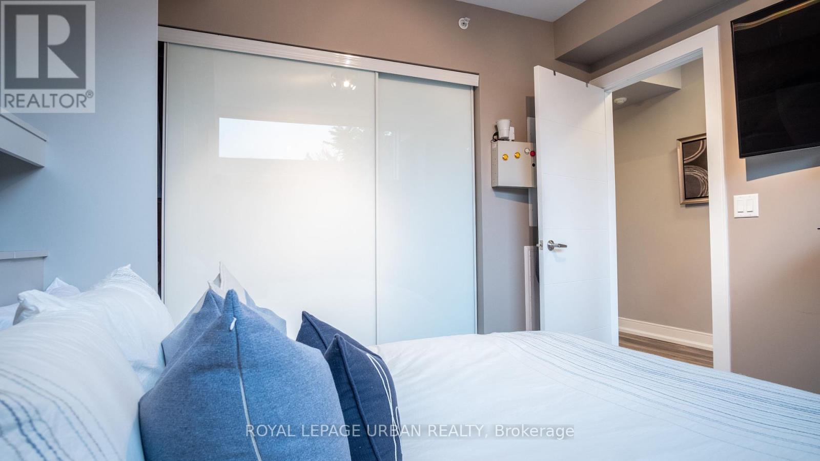 












207A MANNING AVENUE

,
Toronto,




Ontario
M6J2K8

