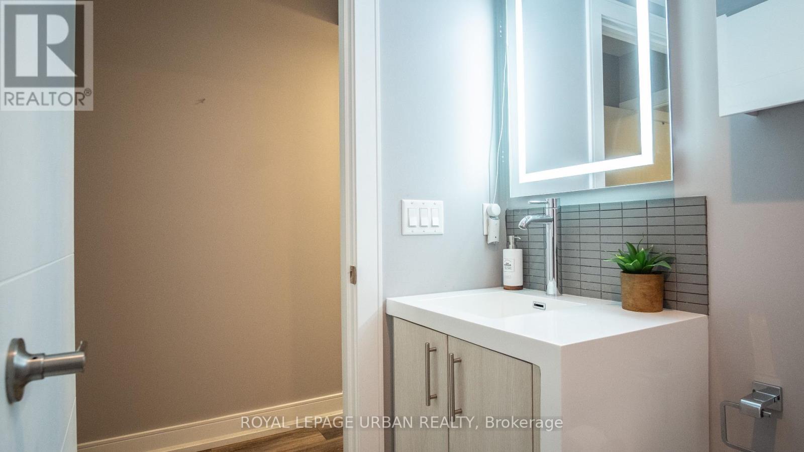 












207A MANNING AVENUE

,
Toronto,




Ontario
M6J2K8

