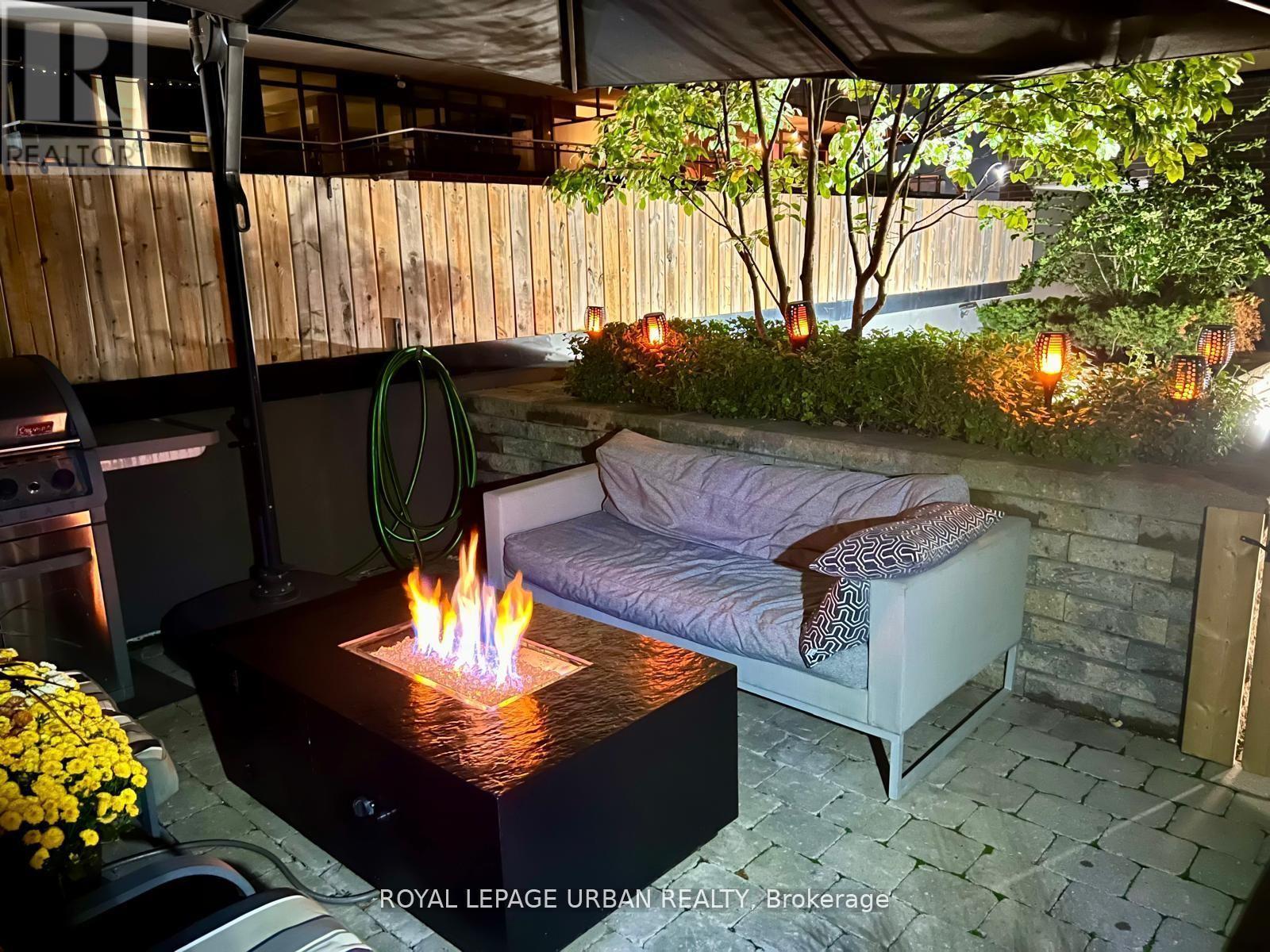 












207A MANNING AVENUE

,
Toronto,




Ontario
M6J2K8

