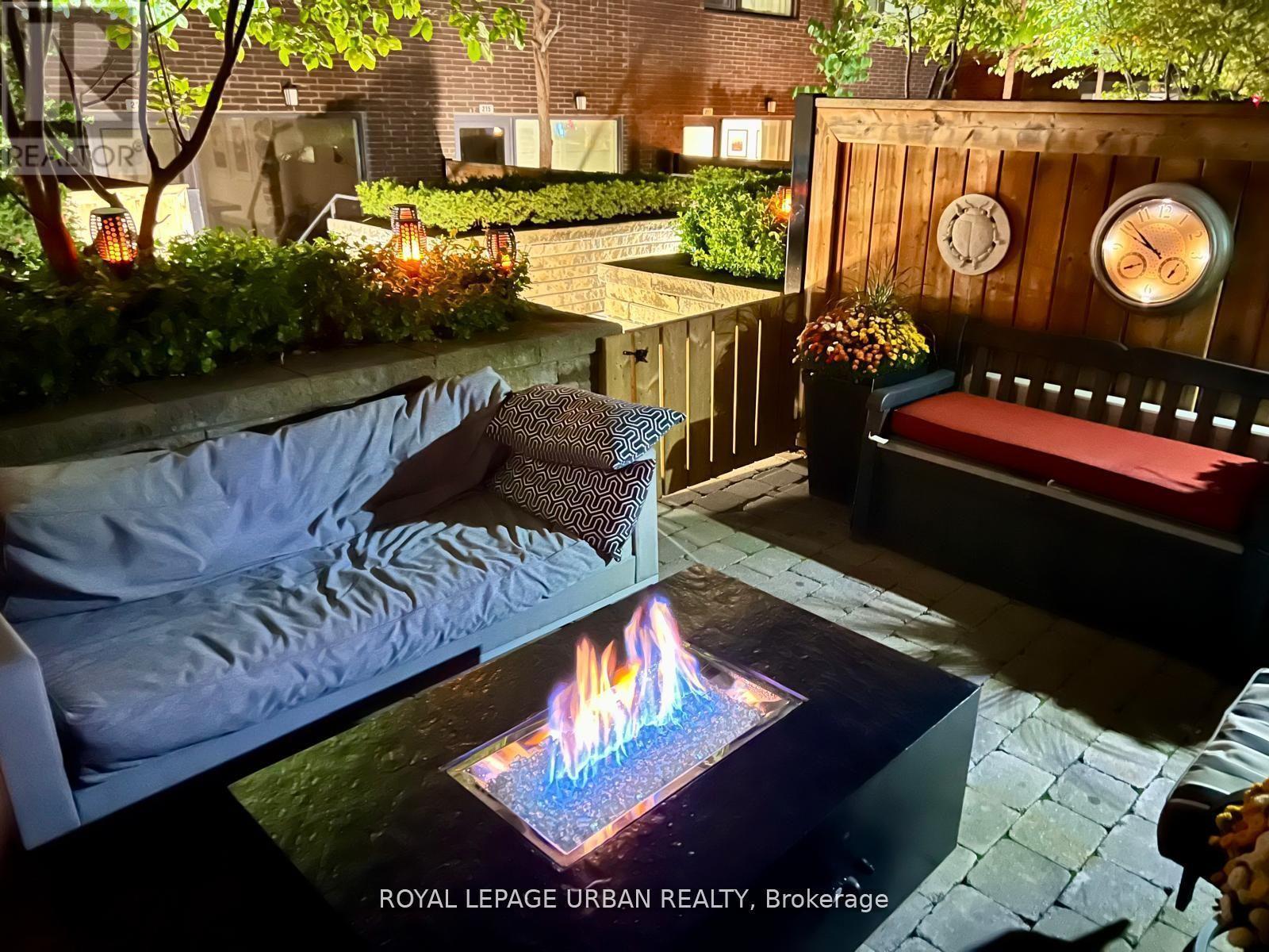 












207A MANNING AVENUE

,
Toronto,




Ontario
M6J2K8

