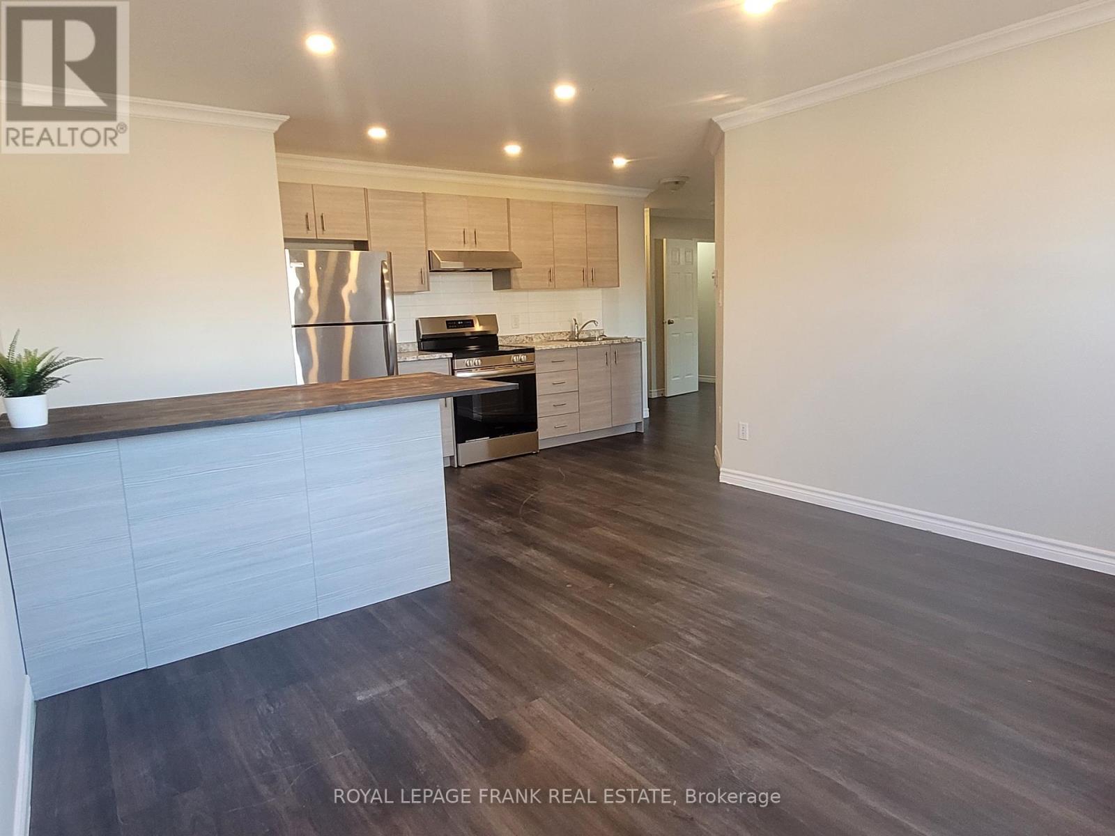












8 - 136 KING STREET

,
Clarington (Bowmanville),




Ontario
L1C1N7

