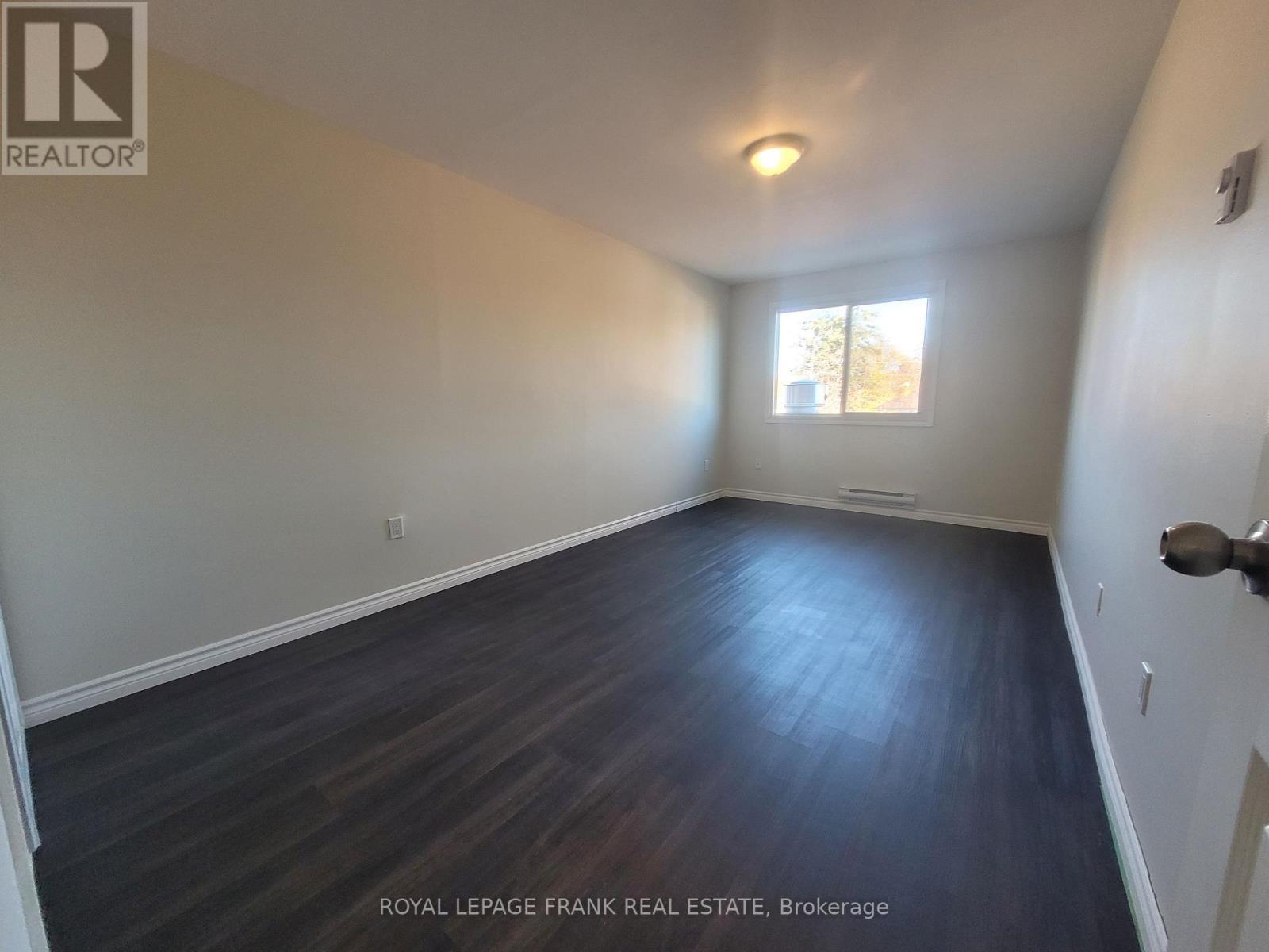 












8 - 136 KING STREET

,
Clarington (Bowmanville),




Ontario
L1C1N7

