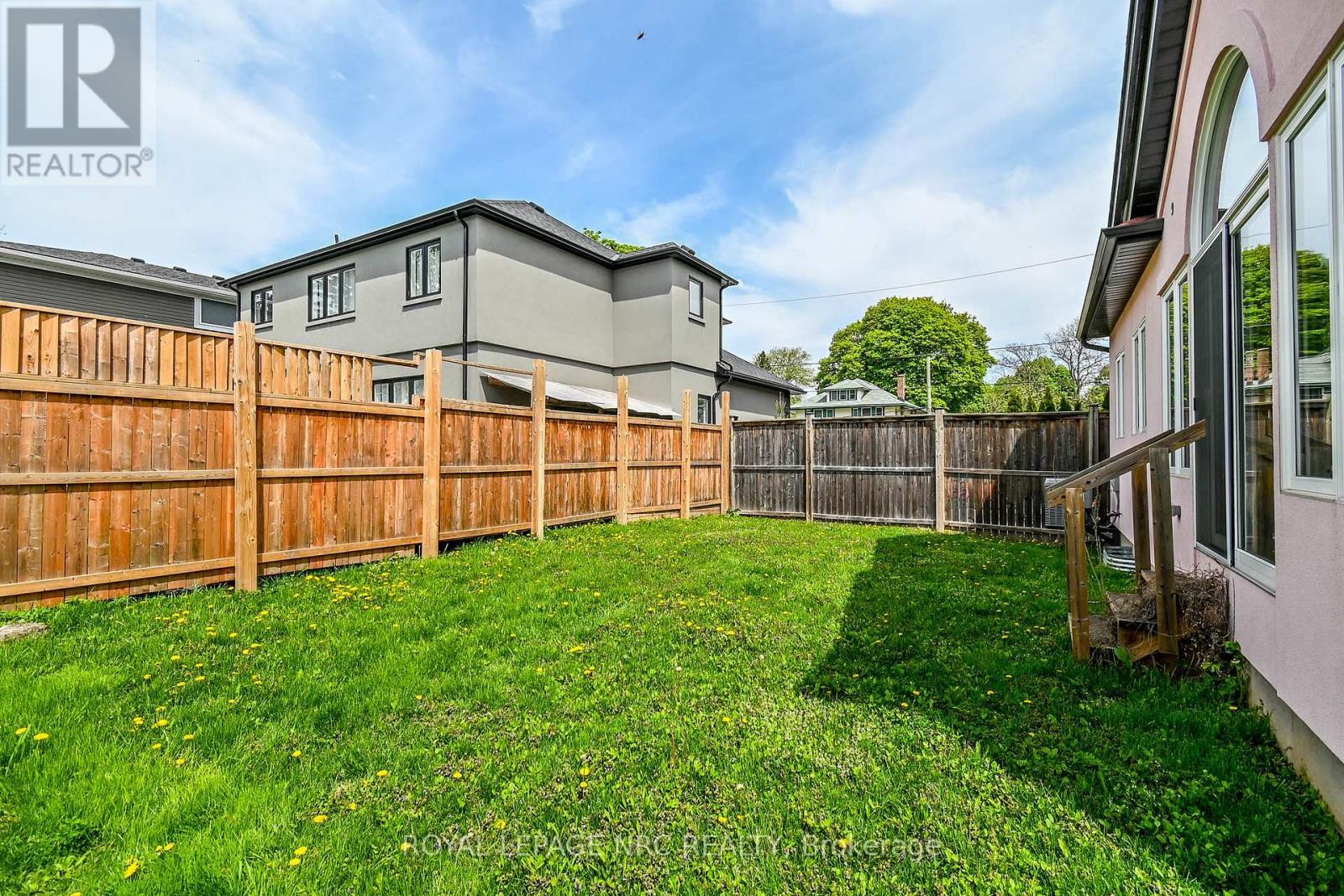 












4807 ZIMMERMAN AVENUE

,
Niagara Falls (Downtown),




Ontario
L2E3N1

