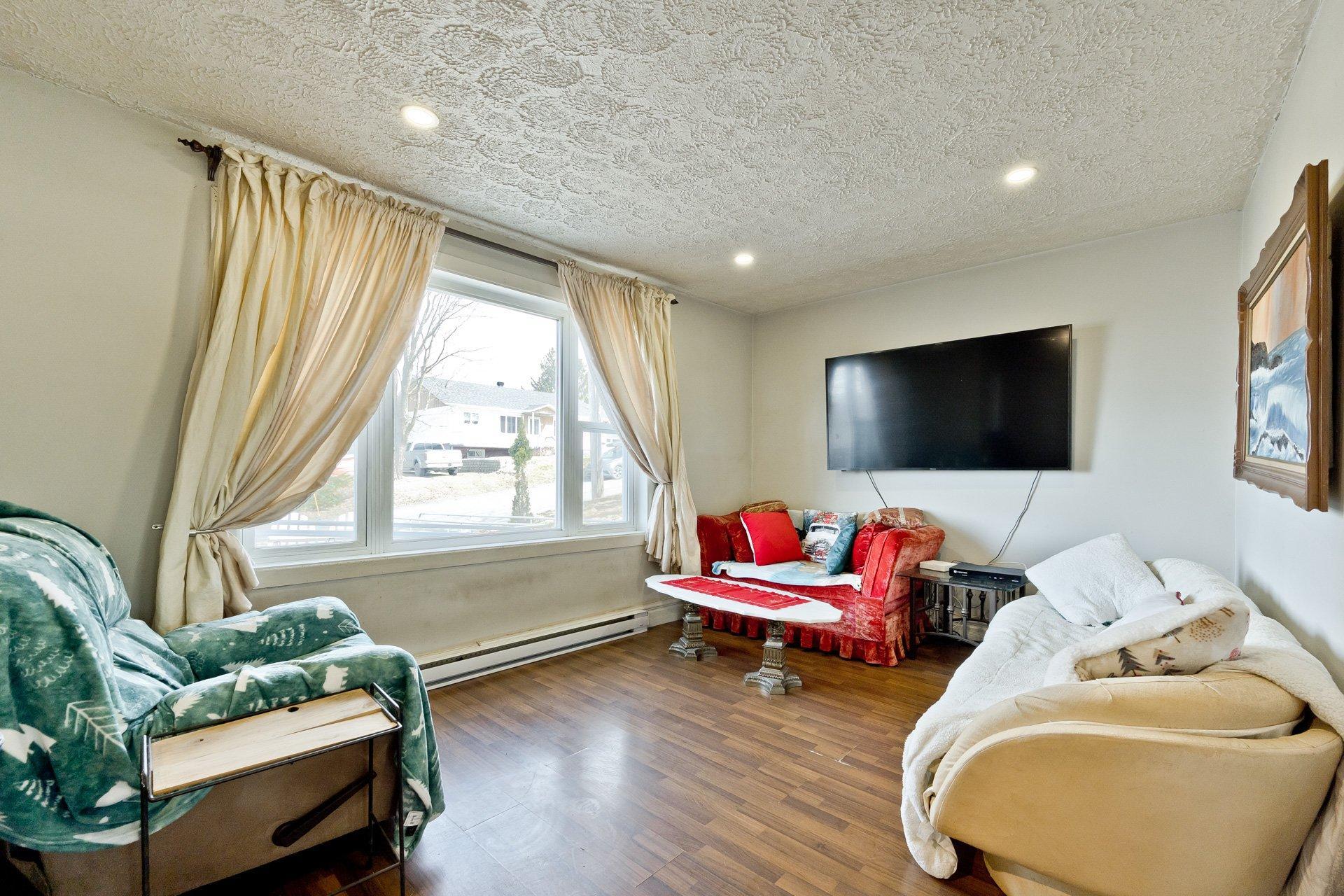 









532


Rue Lemay

,
Coaticook,




QC
J1A1M1

