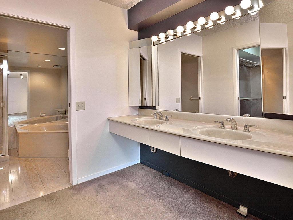 









6150


Av. du Boisé

, B4,
Montréal (Côte-des-Neiges/Notre-Dame-de-Grâce),




QC
H3S2V2

