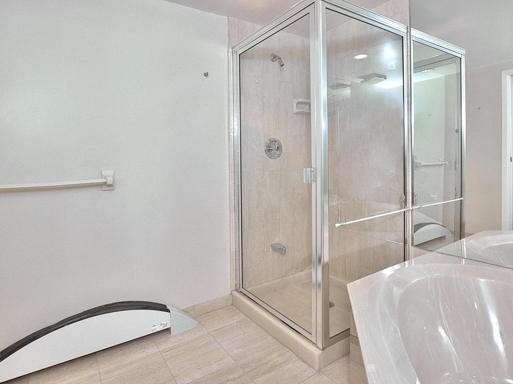 









6150


Av. du Boisé

, B4,
Montréal (Côte-des-Neiges/Notre-Dame-de-Grâce),




QC
H3S2V2

