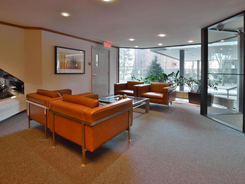 









6150


Av. du Boisé

, B4,
Montréal (Côte-des-Neiges/Notre-Dame-de-Grâce),




QC
H3S2V2


