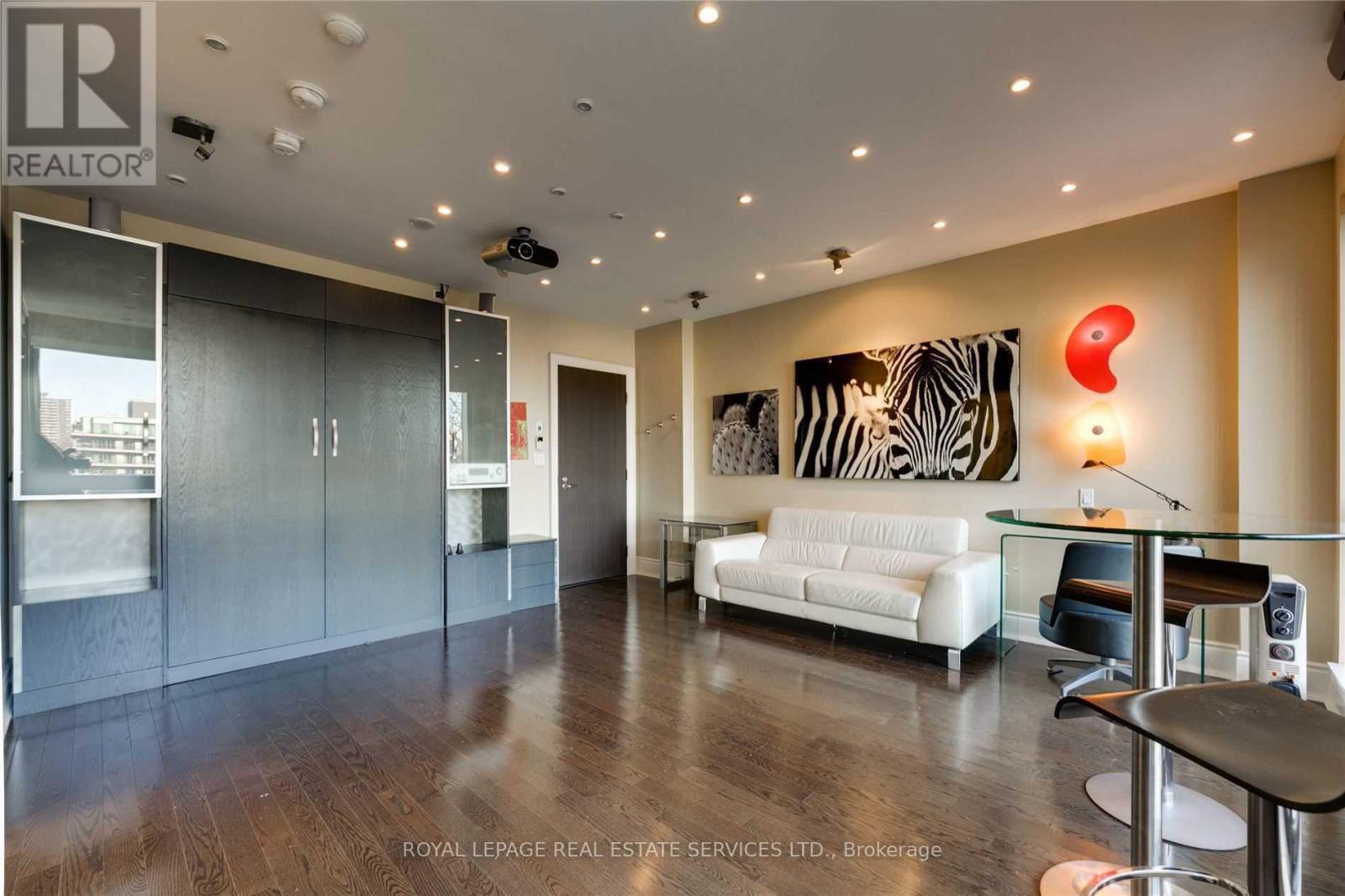 












512 - 10 BELLAIR STREET

,
Toronto,




Ontario
M5R3T8

