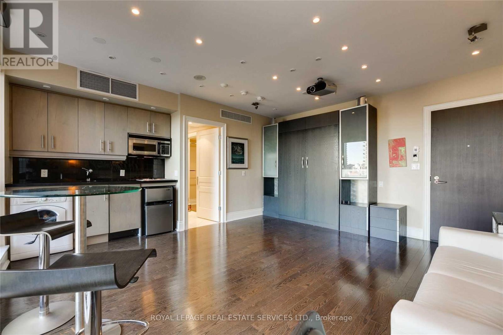 












512 - 10 BELLAIR STREET

,
Toronto,




Ontario
M5R3T8

