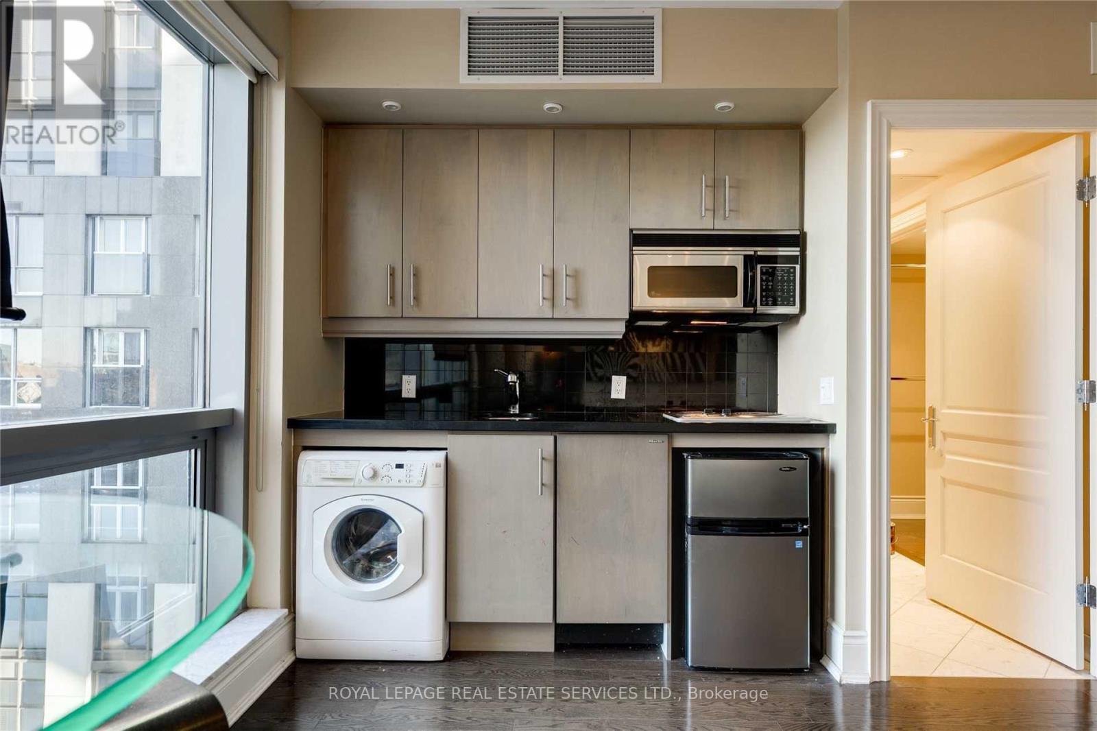 












512 - 10 BELLAIR STREET

,
Toronto,




Ontario
M5R3T8

