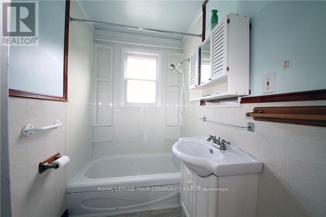 












21 GEORGE STREET

,
Richmond Hill,




Ontario
L4E2V7

