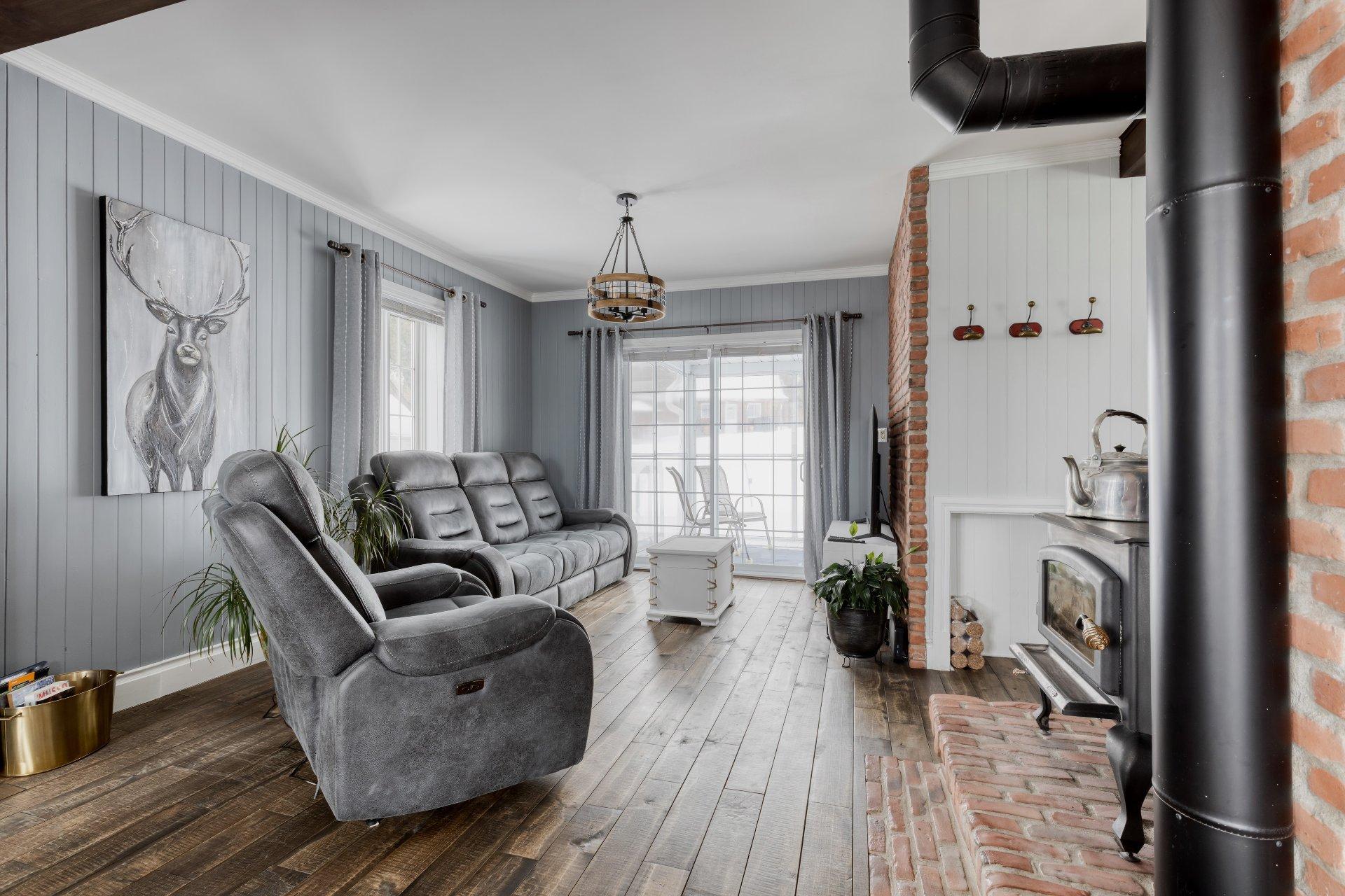 









6250


Rue Principale

,
Saint-Zénon,




QC
J0K3B0

