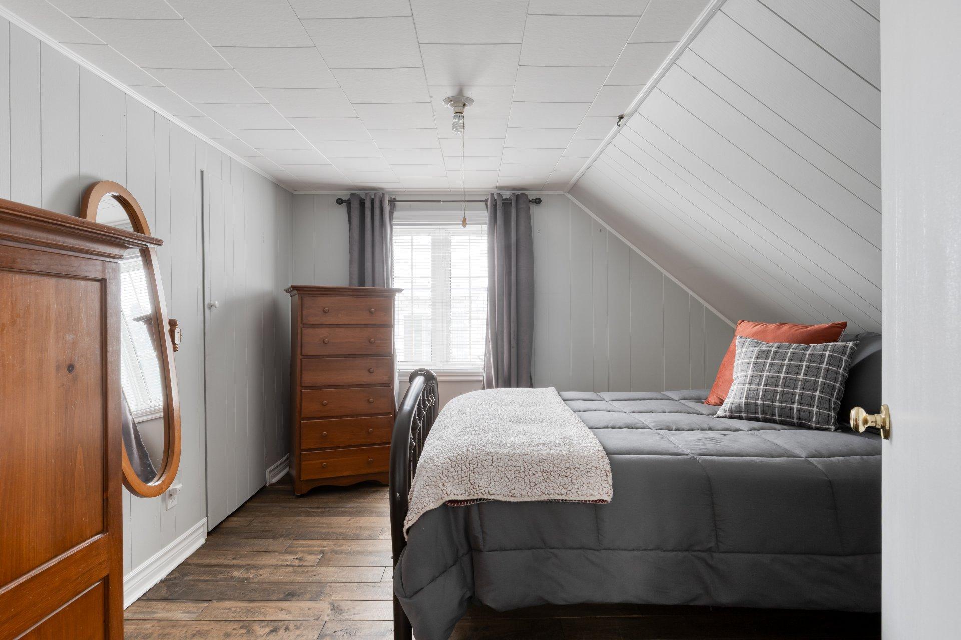 









6250


Rue Principale

,
Saint-Zénon,




QC
J0K3B0

