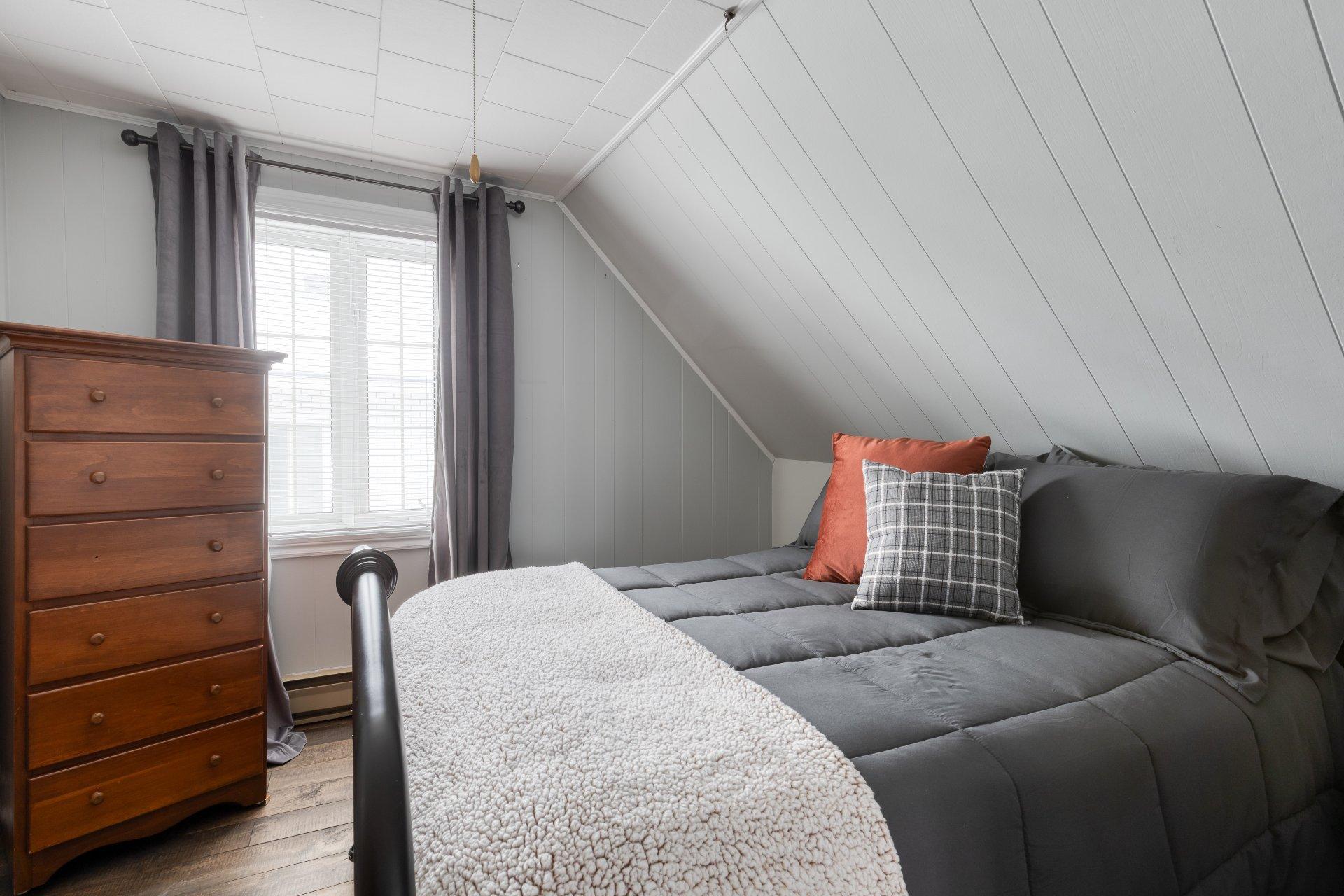 









6250


Rue Principale

,
Saint-Zénon,




QC
J0K3B0

