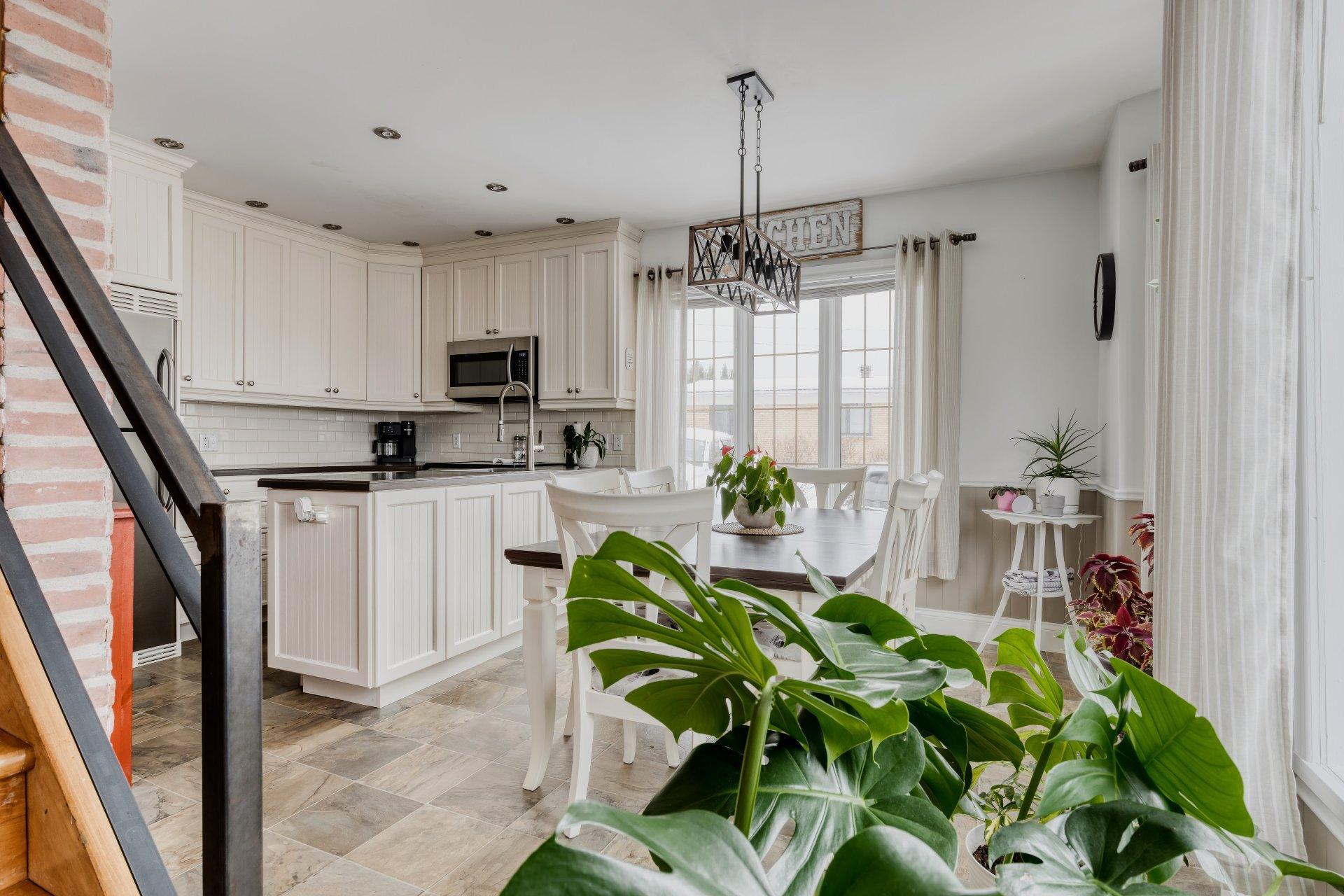 









6250


Rue Principale

,
Saint-Zénon,




QC
J0K3B0

