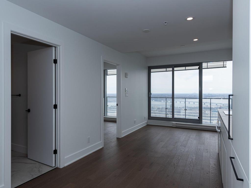 









720


Rue St-Jacques

, 2906,
Montréal (Ville-Marie),




QC
H3C1E9

