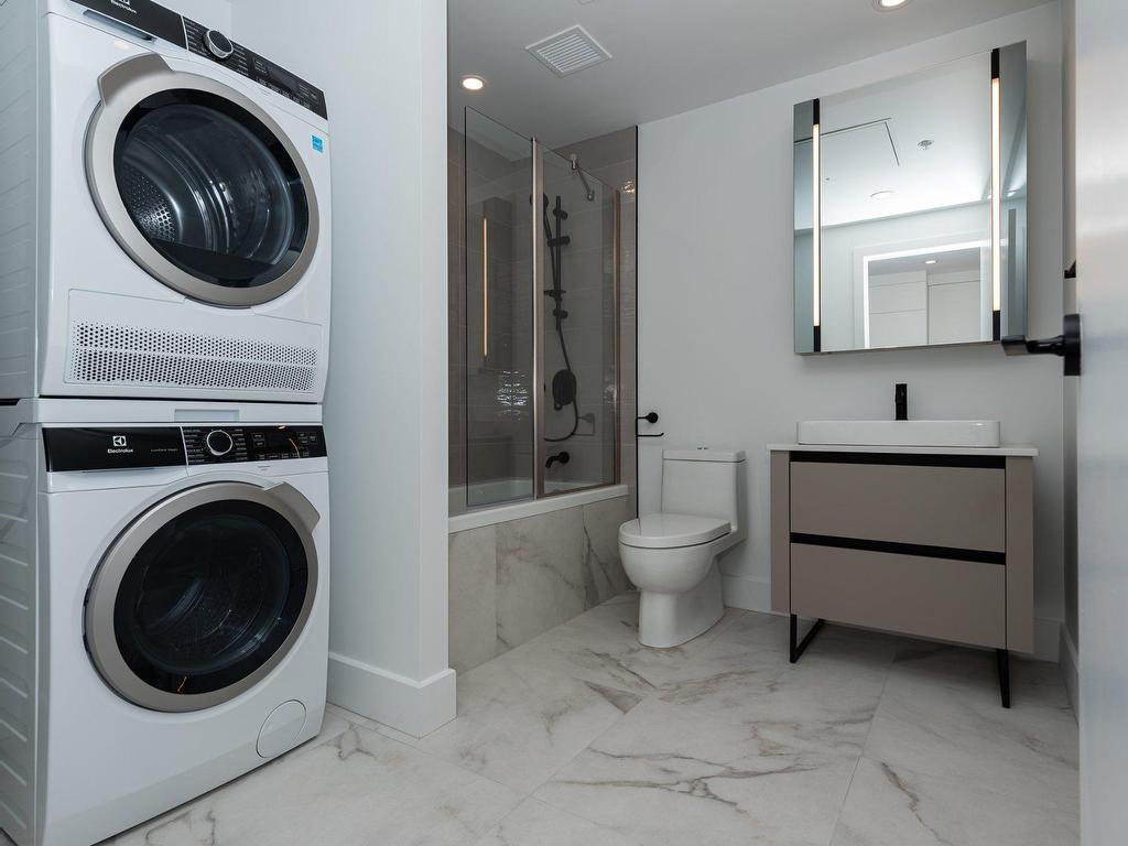 









720


Rue St-Jacques

, 2906,
Montréal (Ville-Marie),




QC
H3C1E9

