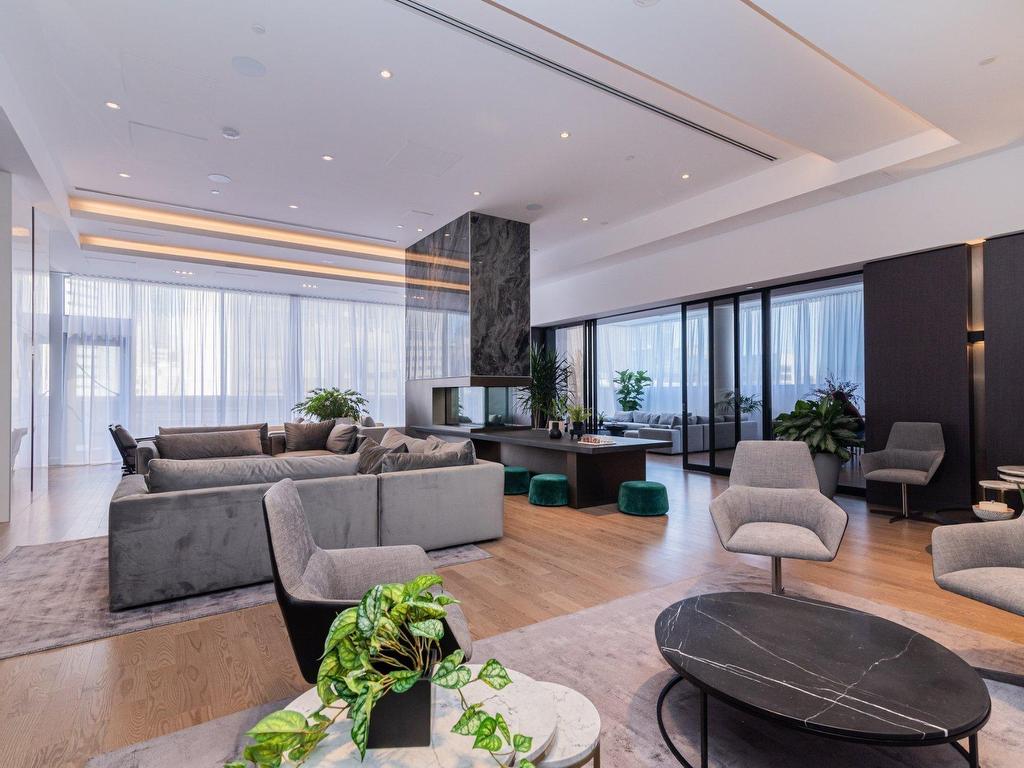 









720


Rue St-Jacques

, 2906,
Montréal (Ville-Marie),




QC
H3C1E9

