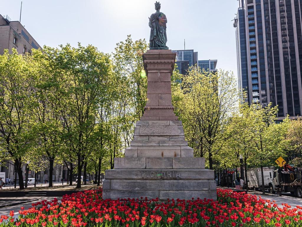 









720


Rue St-Jacques

, 2906,
Montréal (Ville-Marie),




QC
H3C1E9

