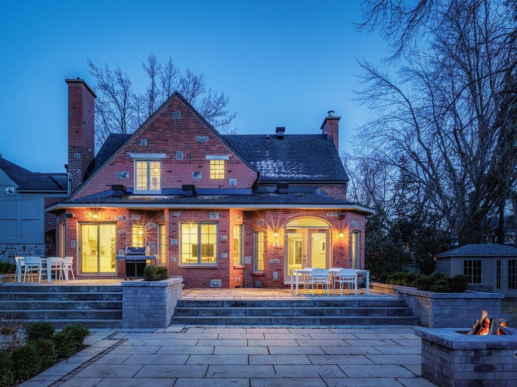 









801


Ch. Caledonia

,
Mont-Royal,




QC
H3R2V2

