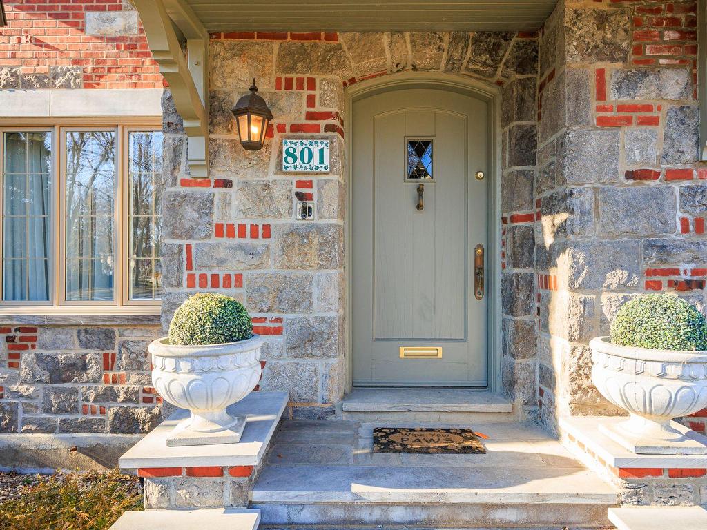 









801


Ch. Caledonia

,
Mont-Royal,




QC
H3R2V2

