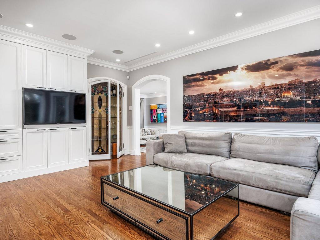 









801


Ch. Caledonia

,
Mont-Royal,




QC
H3R2V2

