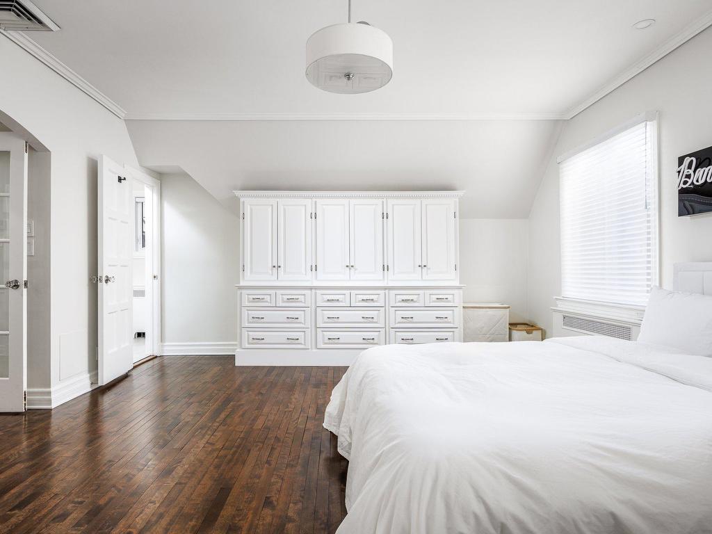









801


Ch. Caledonia

,
Mont-Royal,




QC
H3R2V2

