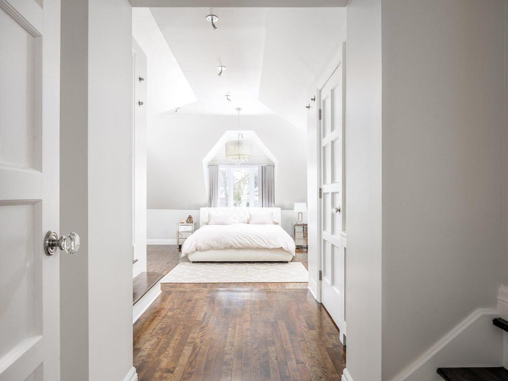 









801


Ch. Caledonia

,
Mont-Royal,




QC
H3R2V2

