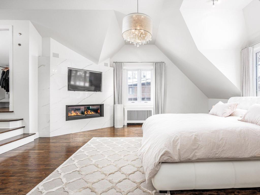 









801


Ch. Caledonia

,
Mont-Royal,




QC
H3R2V2

