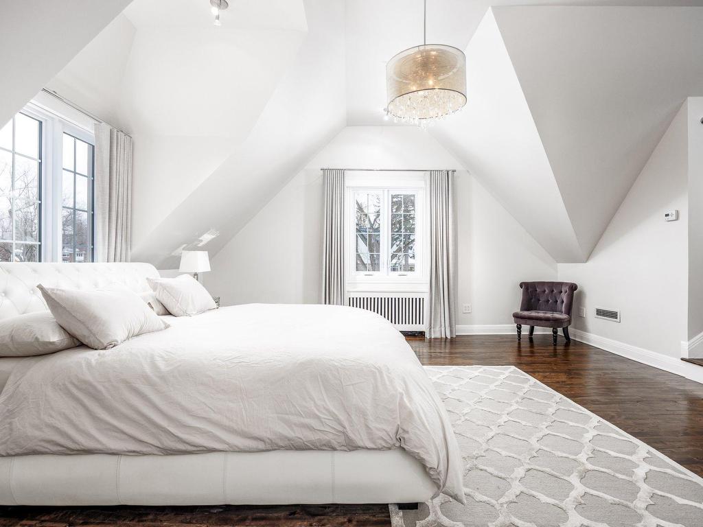 









801


Ch. Caledonia

,
Mont-Royal,




QC
H3R2V2

