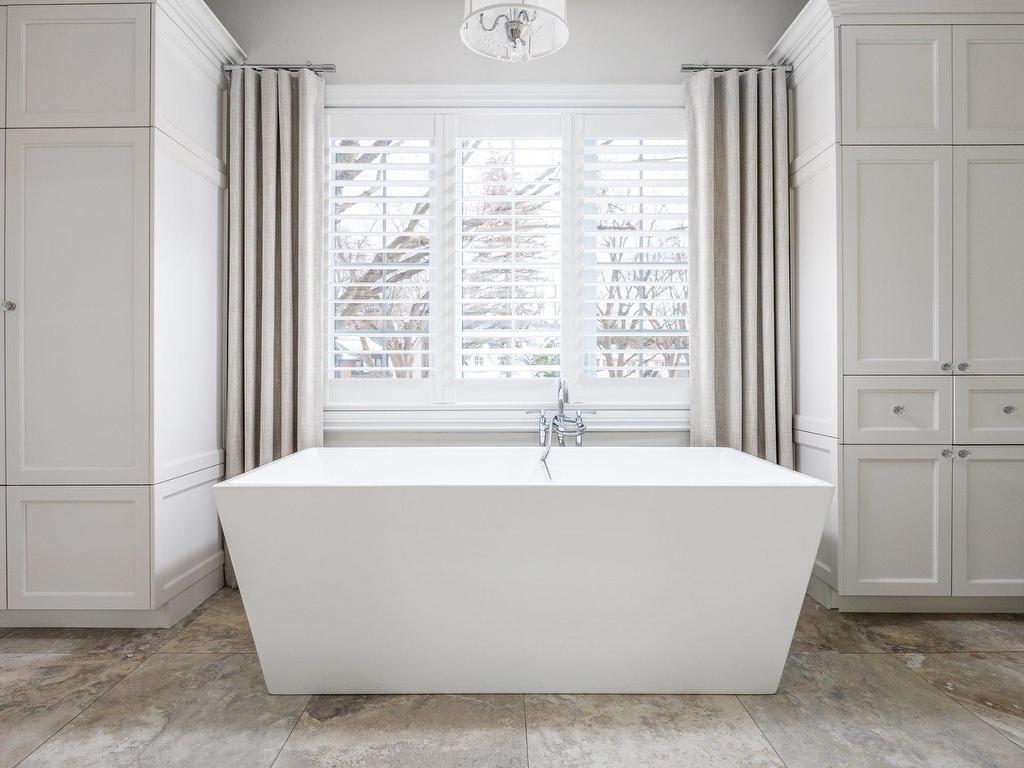 









801


Ch. Caledonia

,
Mont-Royal,




QC
H3R2V2

