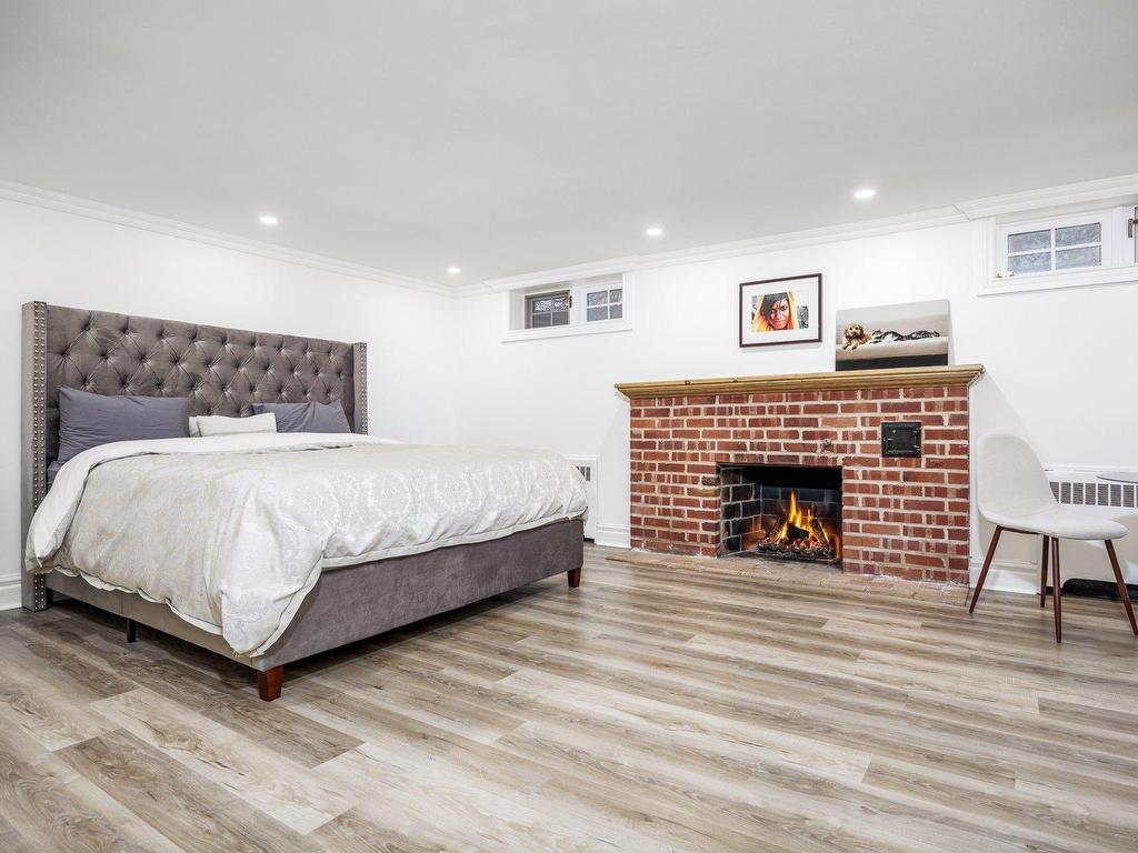 









801


Ch. Caledonia

,
Mont-Royal,




QC
H3R2V2

