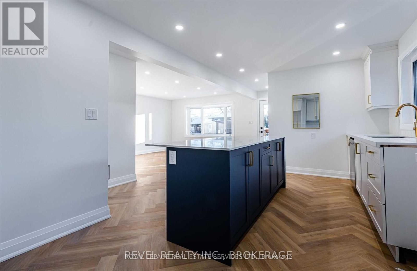 












UPPER - 33 CALLIE ROAD

,
Hamilton,




Ontario
L9A1Z8

